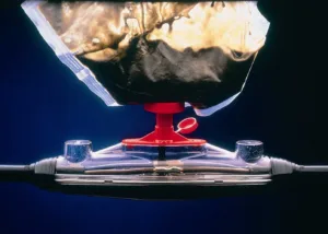 Industrial fluid transfer closure mechanism close-up
